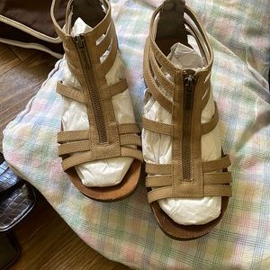 Stylish and comfortable zip up sandals Size 8